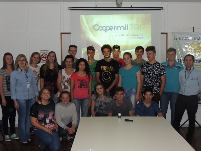 Alunos do Jovem Aprendiz Cooperativo visitaram a Coopermil