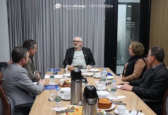 Pré-candidatos ao Piratini recebem Agenda do Cooperativismo Gaúcho
