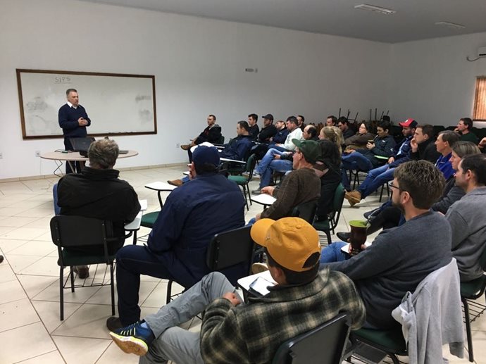 Equipe técnica da área leite da Coopermil participou de treinamento