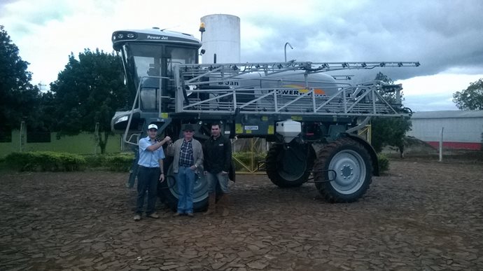 Área de Máquinas realiza entrega à produtor