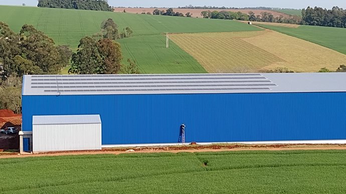 Instalação do sistema fotovoltaico junto ao CD de supermercados da Coopermil